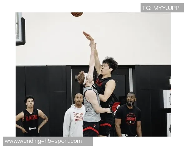 菜鸟杨瀚森表现出色费尔斯与对手冲突贝利和约各自贡献精彩得分