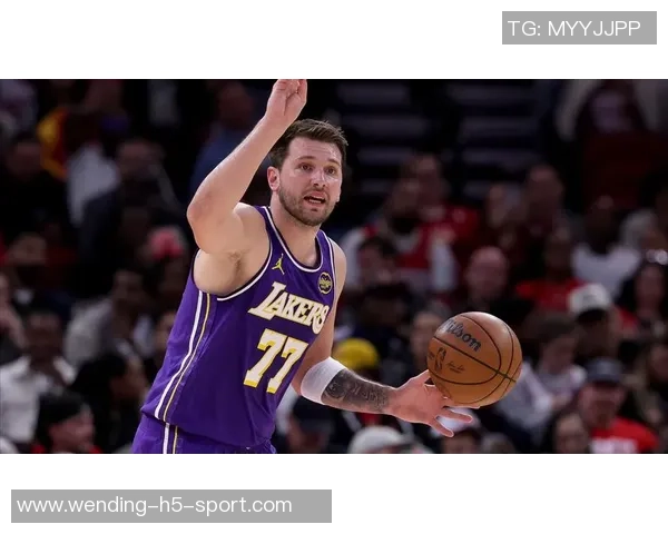 东契奇滑倒后强行后仰三分成功老詹现场疯狂庆祝引发热议